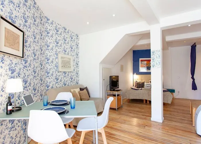 Alfama Iii - French Balcony And Smart Check-in * 리스본