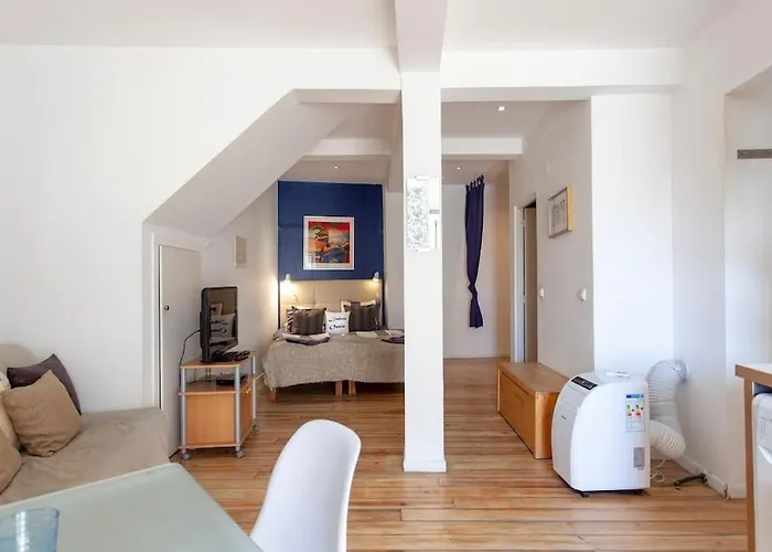 Alfama Iii - French Balcony And Smart Check-in * 리스본